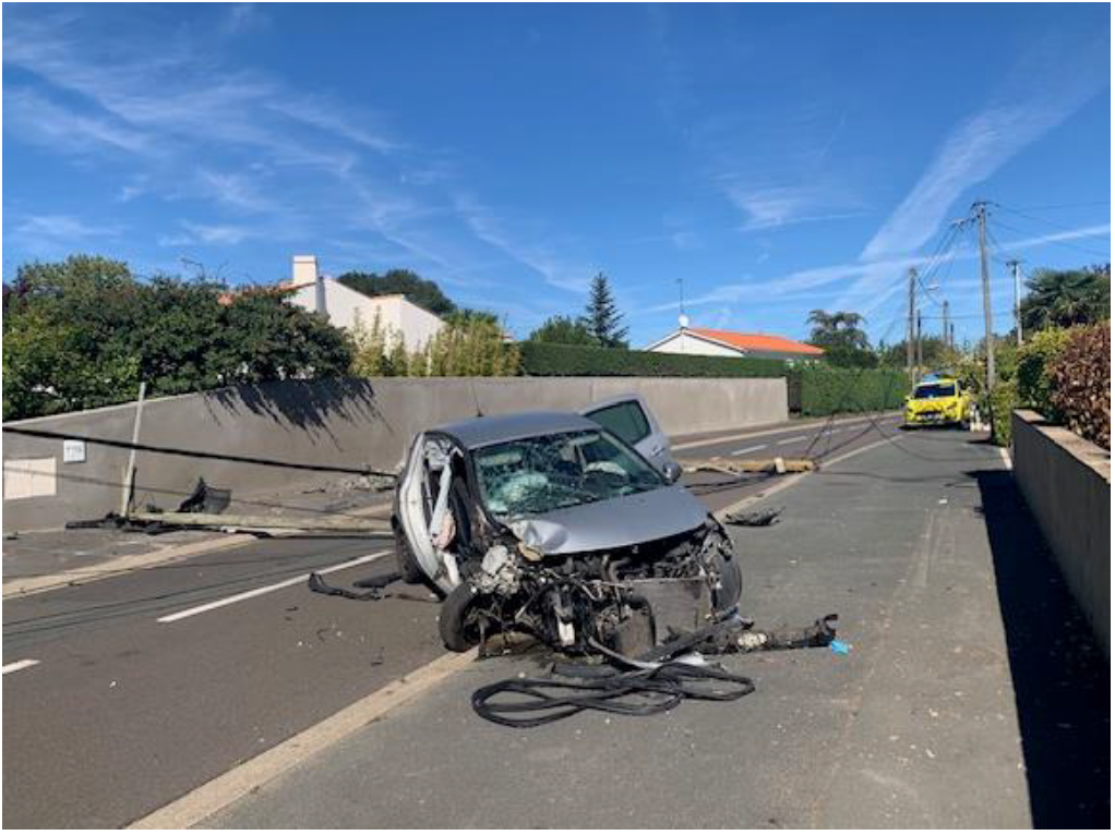 Les Sables-d’Olonne Vendée POMPIERS. Accident impliquant une voiture ayant percuté un poteau électrique
